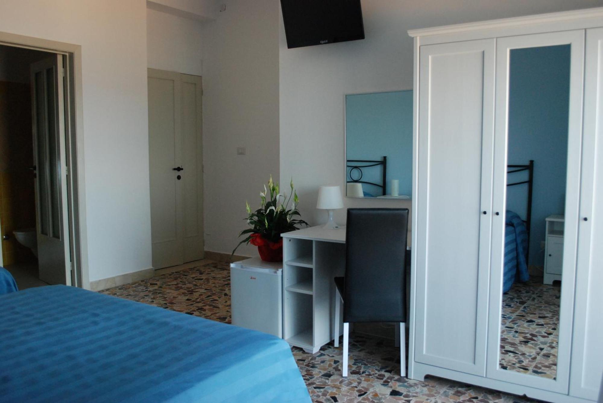 Maniel Beach Hotel Letojanni Habitación foto