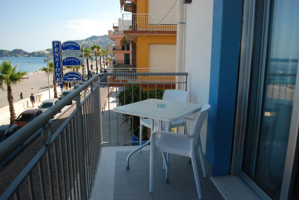 Maniel Beach Hotel Letojanni Habitación foto